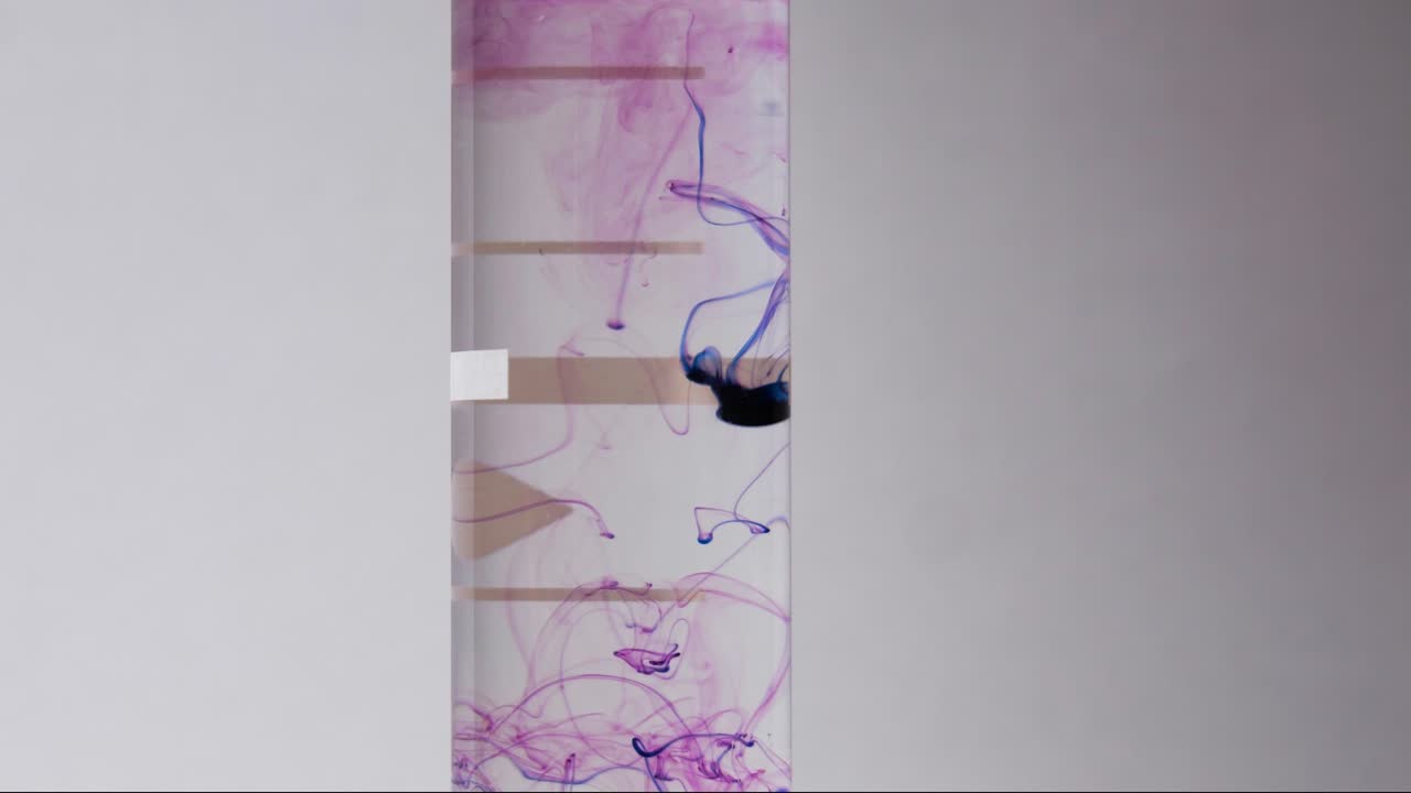 primer plano de reactivos químicos en cámara lenta