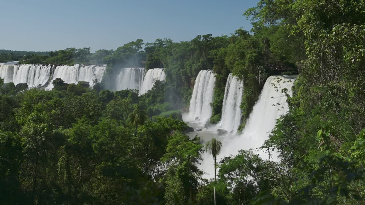 increíble paisaje pintoresco de la selva y hermosas cascadas en la selva tropical paisaje natural, hermosos árboles y paisajes verdes con un gran grupo de enormes cascadas en iguazú, argentina