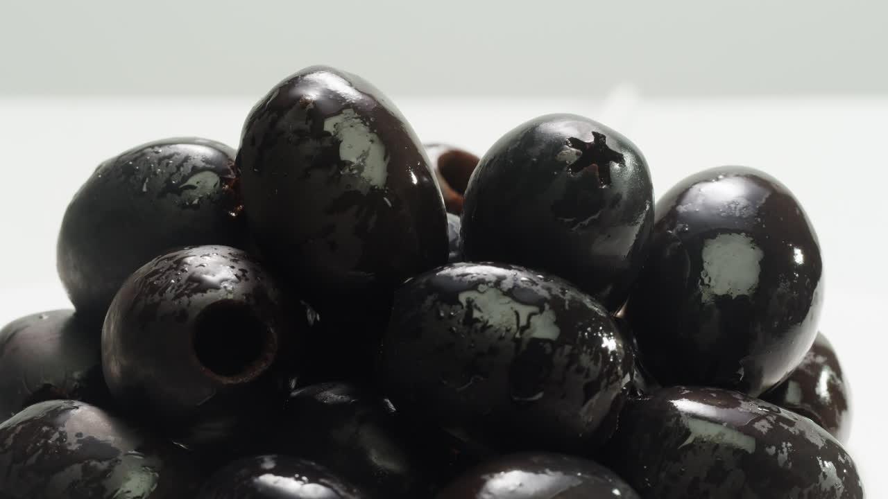 aceitunas verdes redondas en vinagre de grecia como fondo, vista de arriba. imágenes de alta calidad en 4k