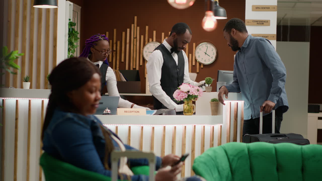 la recepcionista mira los papeles de identidad.