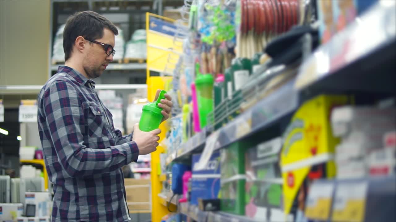hombre comprando en una tienda