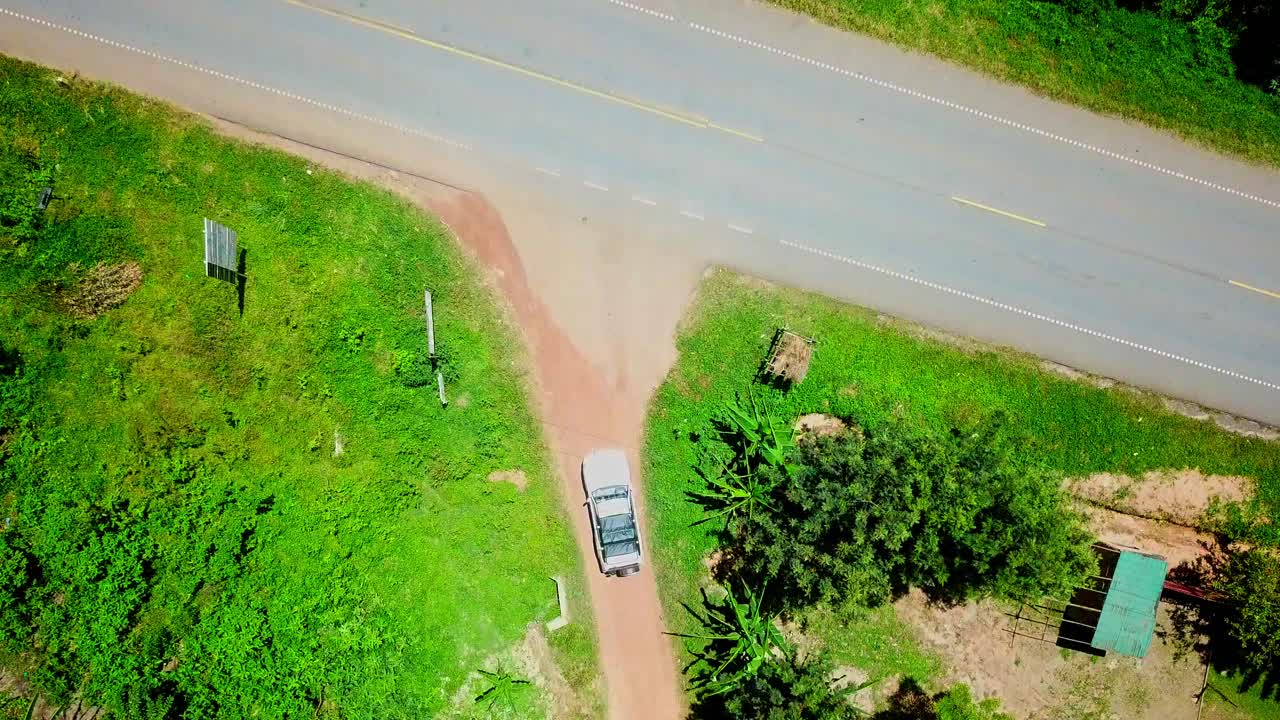 en un viaje de safari en vehículo en uganda durante el día - aire de arriba hacia abajo