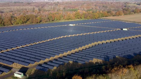 sonnenkollektoren auf einem solarpark in großbritannien, kran hoch und runter