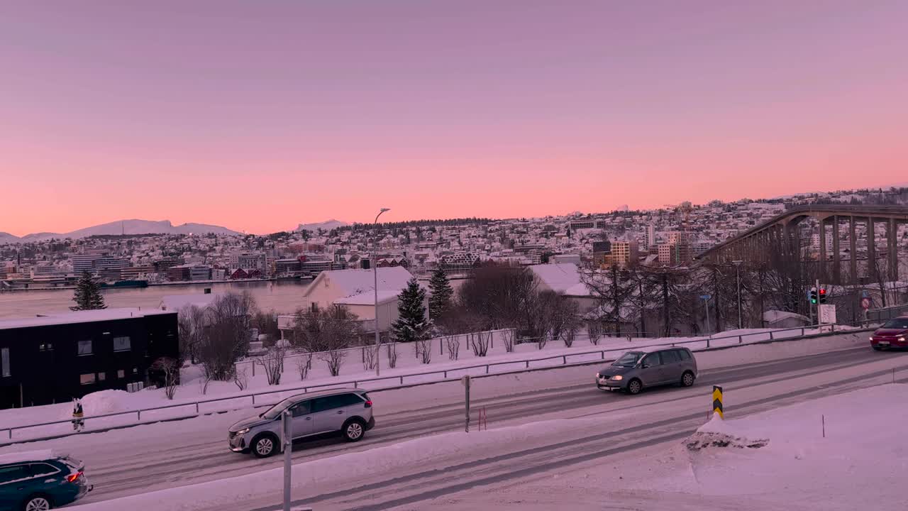 panoramic shot of bridge and snow covered roads in tromso norway, с водой и горами на расстоянии