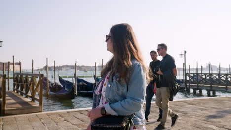 Touristin-Zu-Fuß-Auf-Der-Promenade-Entlang-Des-Canal-Grande-In-Der-Nähe-Von-San-Giorgio-Maggiore-In-Venedig,-Italien