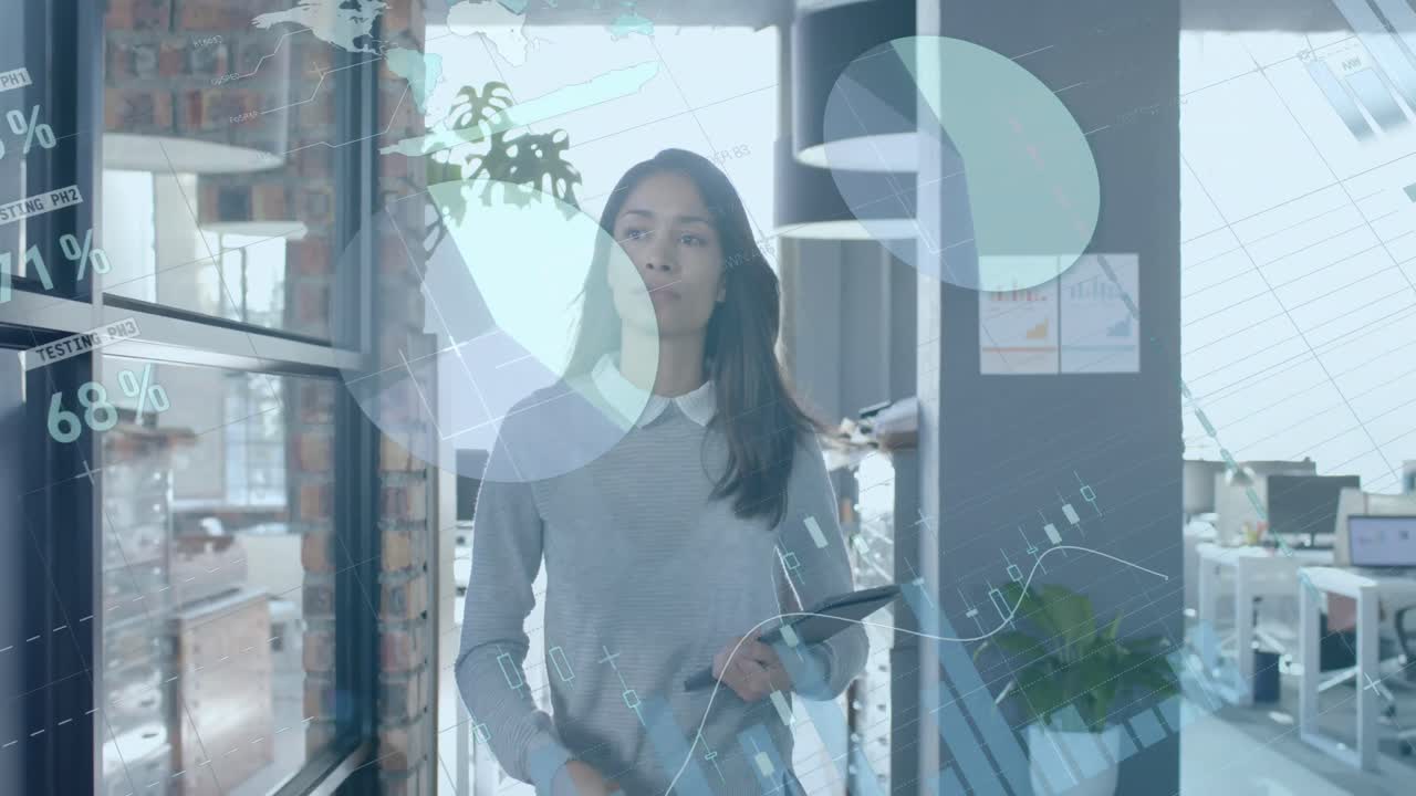 사무실에서 걸어다니는 태블릿을 가진 두 인종의 캐주얼 사업가 여성에 대한 인터페이스 데이터 처리