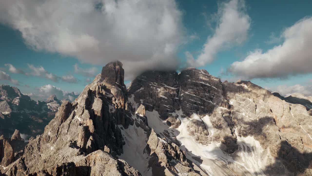 гиперлапс горы с облаками в доломитах