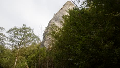 Aufnahme-Eines-Ilam-Felsens-Mit-Bäumen-Im-Vordergrund-Bei-Dovedale