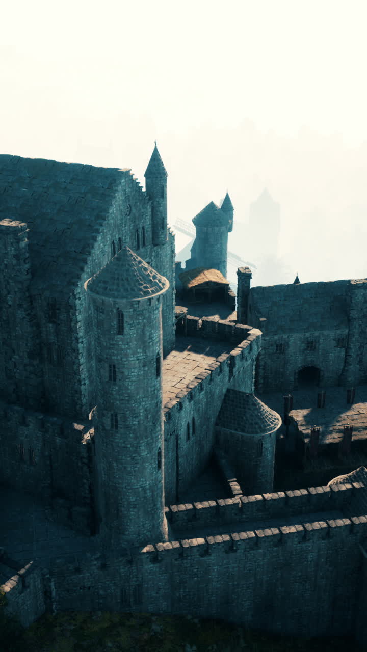 величественный замок, окутанный туманом, возвышается на туманном фоне. его высокие каменные стены и древняя архитектура рассказывают истории прошлых столетий.