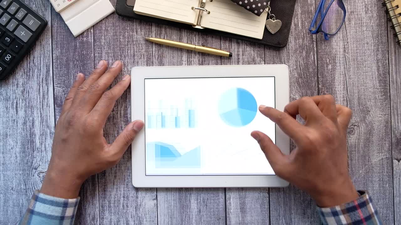 Person, der analyserer data på tablet