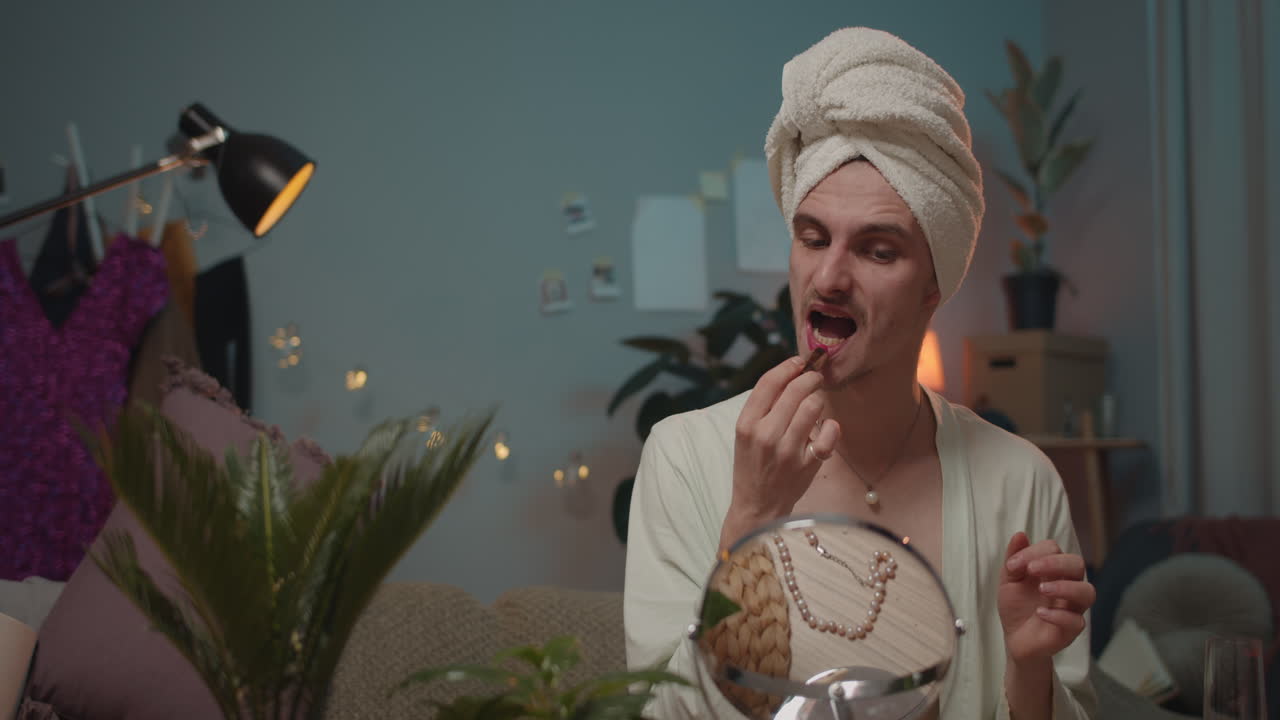 Uomo che si mette il rossetto allo specchio a casa