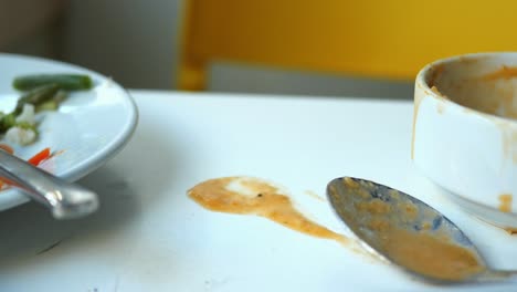 platos sucios en una mesa blanca