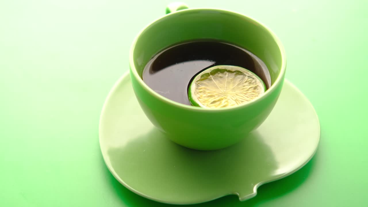 라임 을 넣은 녹색 차 컵