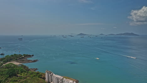 Panama-City-Aerial-V97-Cinematic-Zoom-Out-Flyover-Naos-Island-Erfasst-Frachttankerschiffe,-Die-Auf-Dem-Meer-Verankert-Sind-Und-Tagsüber-In-Der-Ferne-Warten---Aufgenommen-Mit-Mavic-3-Cine---April-2022