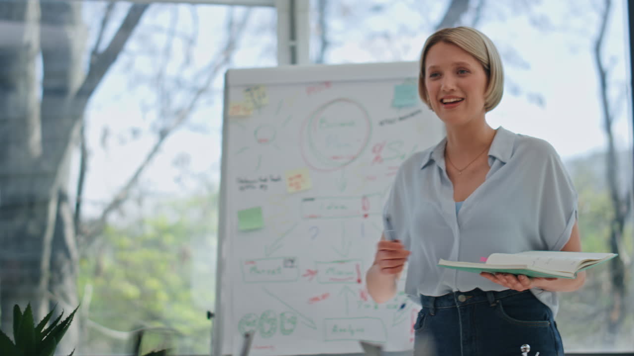 gestos mentor explicando la estrategia oficina seminario de cerca. presentación del entrenador