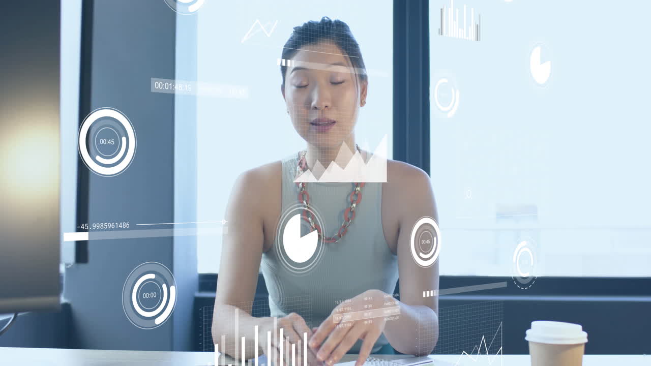 사무실에서 일하는 아시아 사업가 여성에 대한 금융 데이터 처리 애니메이션