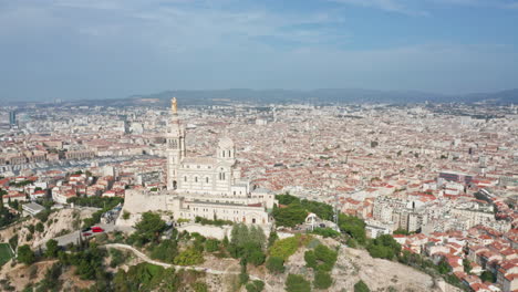 Volando-Alrededor-De-La-Basílica-De-Notre-Dame-De-La-Garde-En-Marsella-Francia