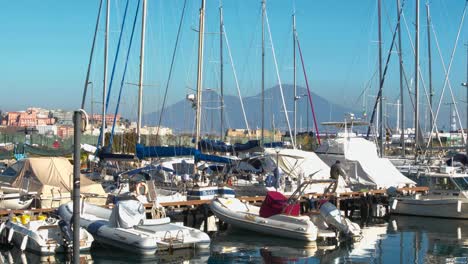 Marina-En-El-Golfo-De-Nápoles-Con-Los-Barcos-Y-El-Monte-Vesubio-Al-Fondo