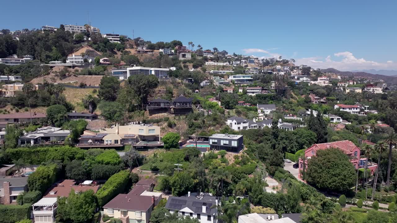 버드 스트리트 인근의 할리우드 힐스 웨스트의 고급 럭셔리 주택의 항공 전망