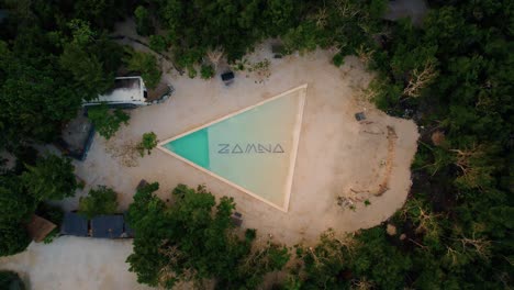 Drone-Volando-Lejos-De-La-Piscina-Zamna-En-Zamna-Resort-Hotel-Mexico