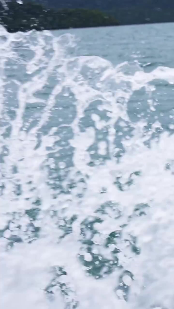 Onde oceaniche dinamiche si infrangono sulla riva a Railay Beach, catturate con energia vibrante e illuminazione naturale