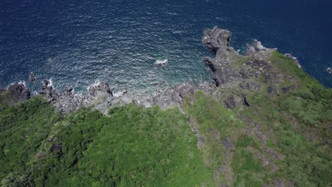 Sideway-dolly-along-a-steep,-lush-cliff-side-in-Eastern-Taiwan-along-highway-9-on-a-bright-sunny-day