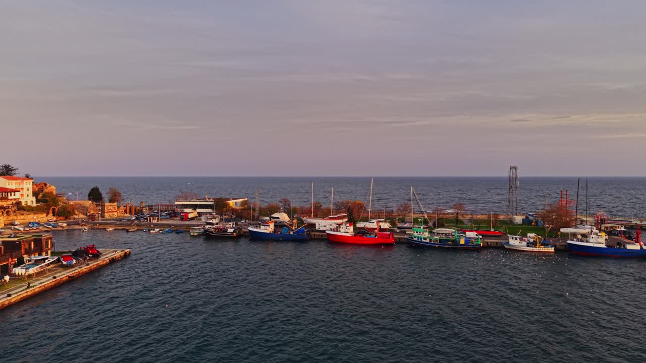 Vista costiera del porto di Nesebar, Bulgaria al tramonto