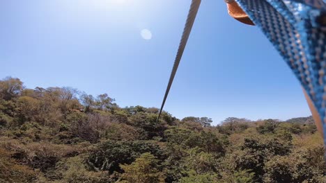 vista en primera persona de la aventura de tirolesa en costa rica