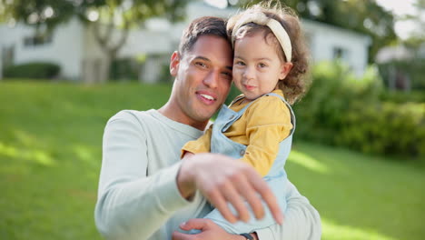 bebé, papá y retrato de niña con sonrisa