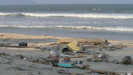 Basura-lavada-en-tierra-en-la-playa