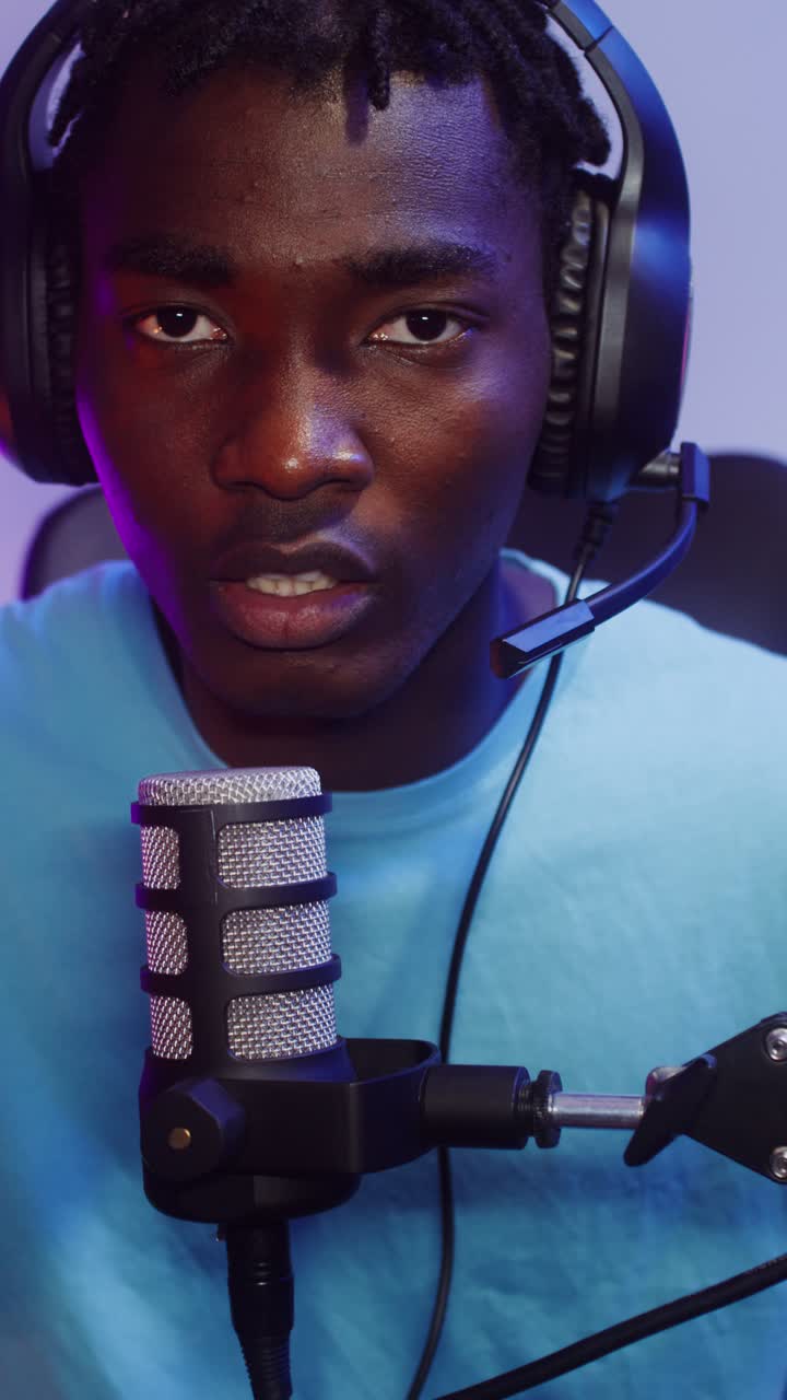 Uomo con cuffie e microfono che registra un podcast