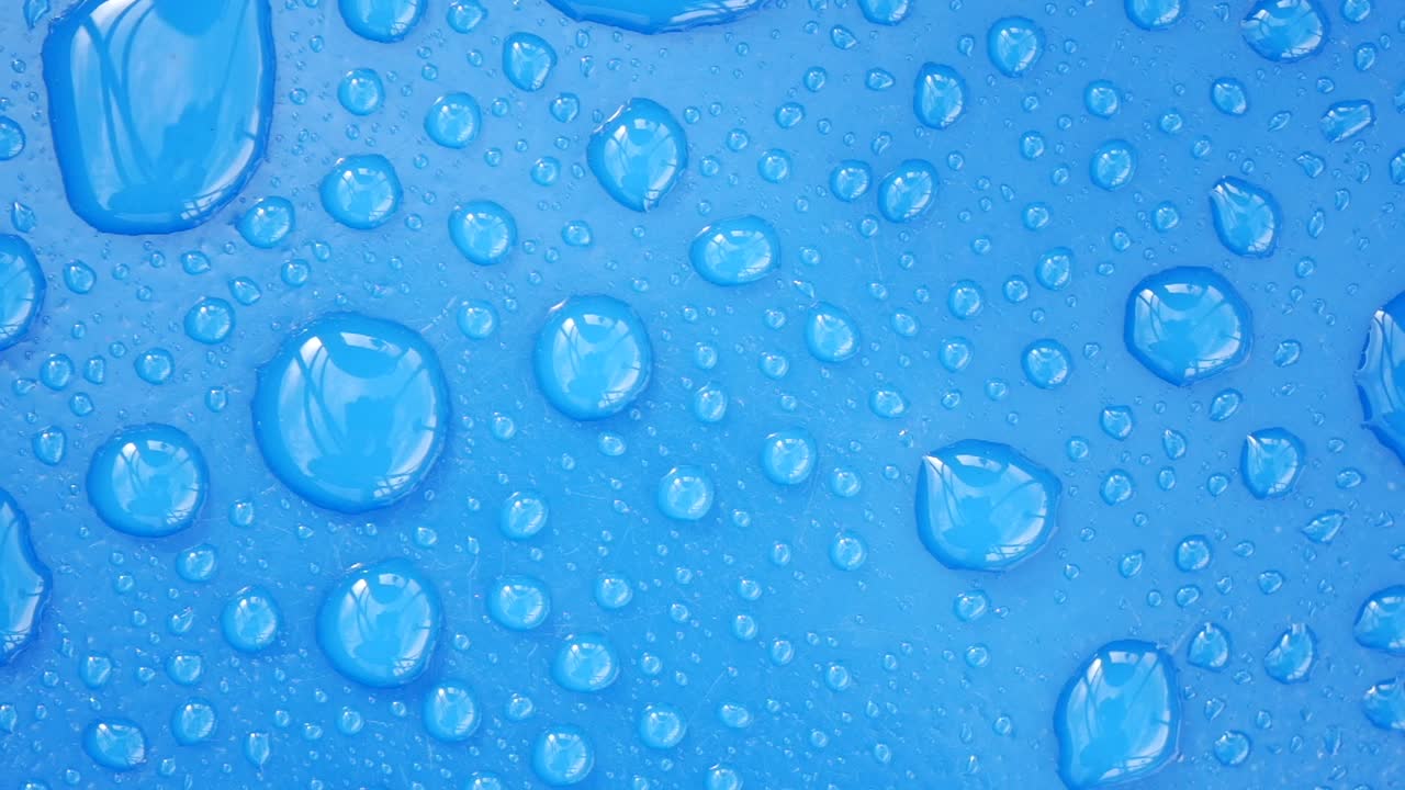 파란색 표면에 물방울