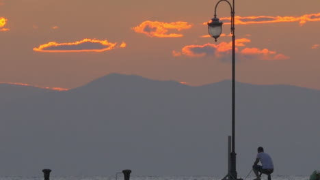 Hombre-Pescando-En-El-Crepúsculo