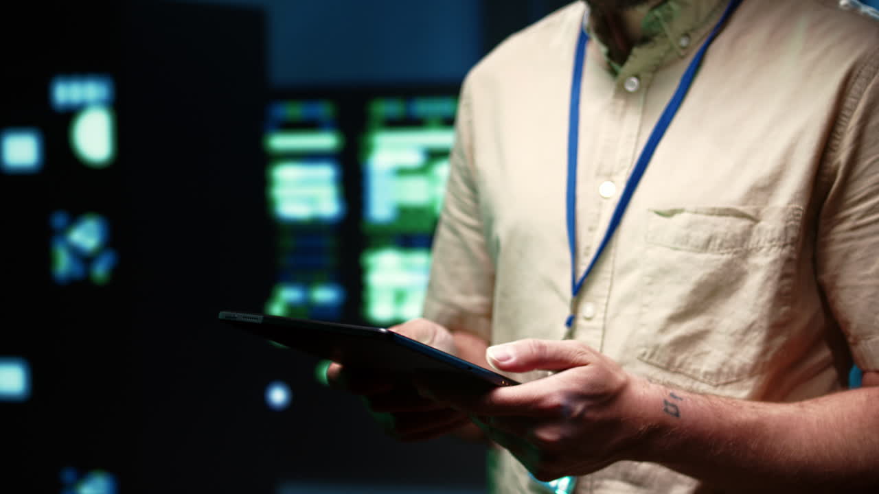 técnico haciendo un chequeo del centro del servidor