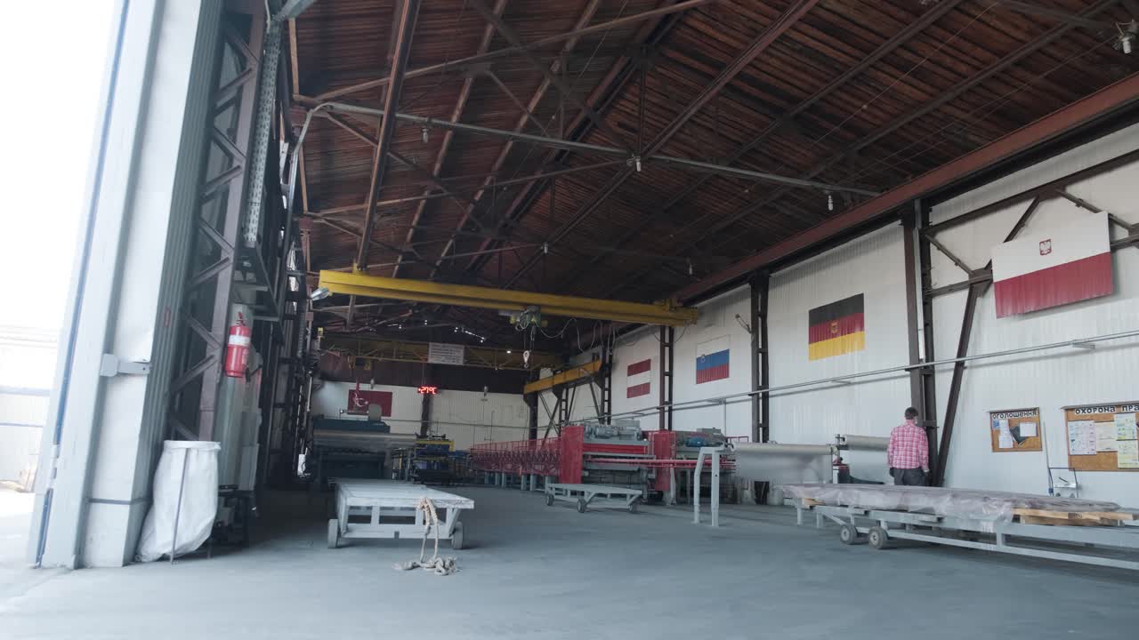 20-26, precisión, adulto, negocios, carpintero, carpintería, etnia caucásica, industria de la construcción, espacio de copia, artesanía, artesano, corte, equipo, experiencia, fábrica, fijación, tipo, mejora, en el interior, industrioso, industria, trabajo, maquinaria, hombres, trabajador manual, fabricación, material, maduro m