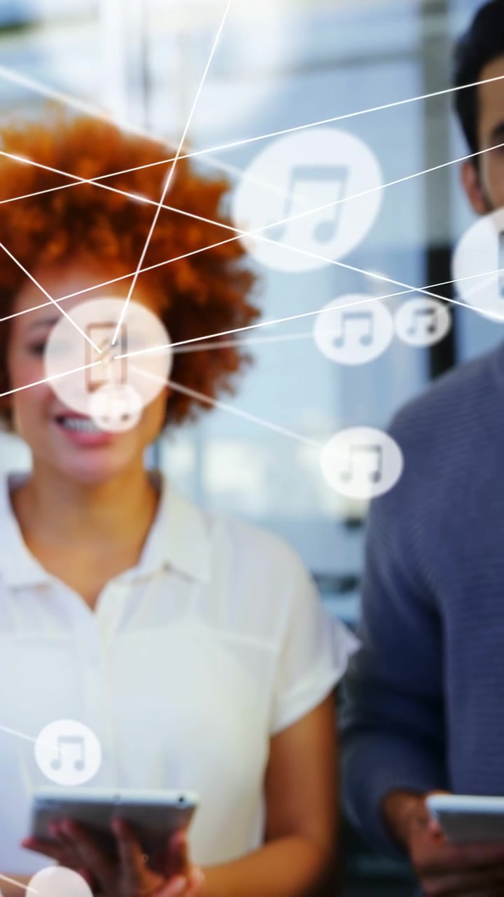 Vertikal video: Mand og kvinde holder tablets, tech-ikoner glider, overlappende ansigter, viser links