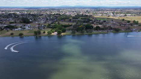 Barcos-Girando-Rápidamente-En-El-Río-Clarence.