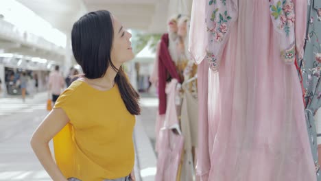 Girl-exploring-clothing-in-mall