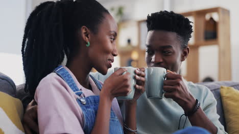 Café,-Conversación-Y-Una-Feliz-Pareja-Negra-En-Un-Sofá.