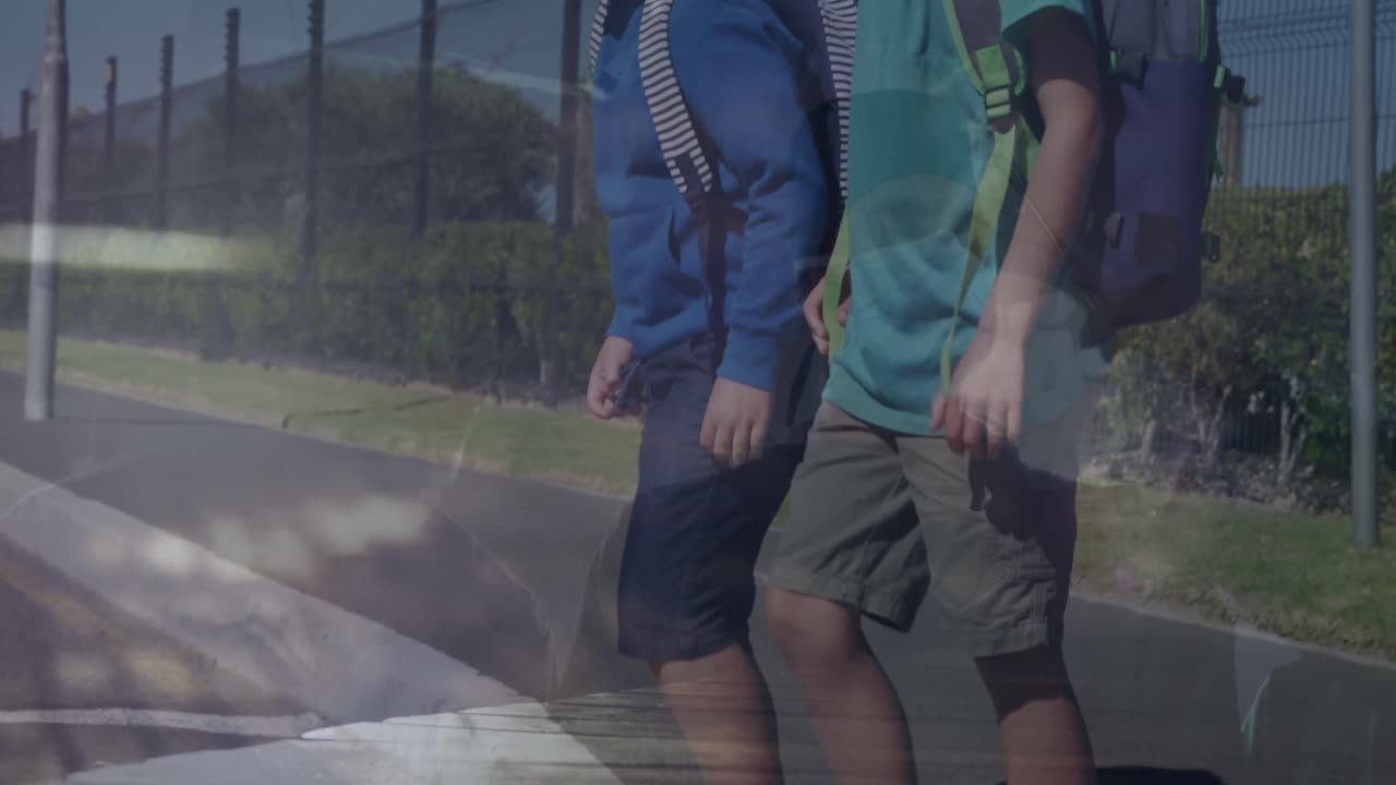 제브라 교차로 에 있는 백인 소년 들 위 를  ⁇ 는 사람 들 과 함께 타임  ⁇ 스 의 애니메이션