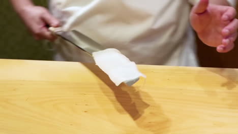 un chef con cuchillo juega con calamares colóquelo a bordo para cortar