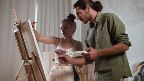 personas pintando en el interior