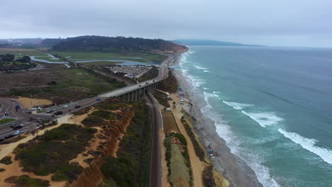 Wide-aerial-shot-of-Torrey-Pines-State-Beach,-San-Diego,-California