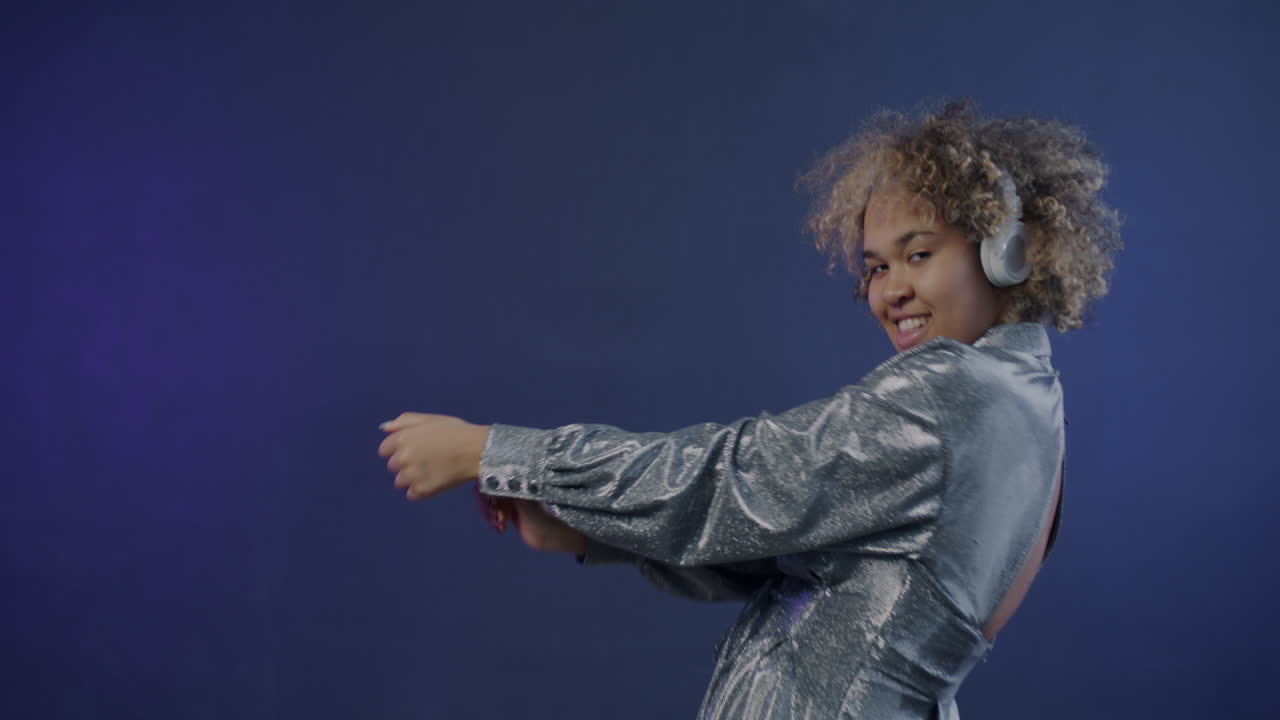 mujer bailando a la música