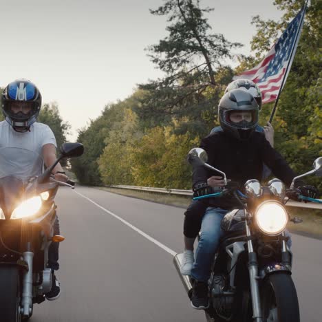 Jóvenes-En-Motocicletas-De-Alta-Velocidad-Viajan-Por-La-Autopista-2