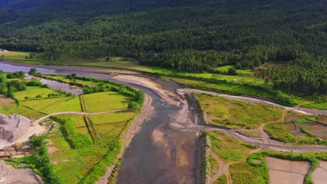 Sitio-De-Cantera-Cerca-Del-Canal-De-Riego-Con-Agua-Turbia-Que-Fluye-En-El-Pueblo-Agrícola-En-El-Sur-De-Leyte,-Filipinas