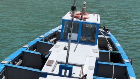 barco de pesca en el puerto de la bahía de kalk