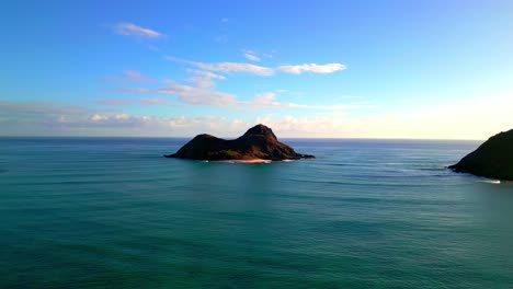 Isla-En-Medio-Del-Océano-Azul-En-Oahu,-Hawaii---Toma-Aérea-De-Drones