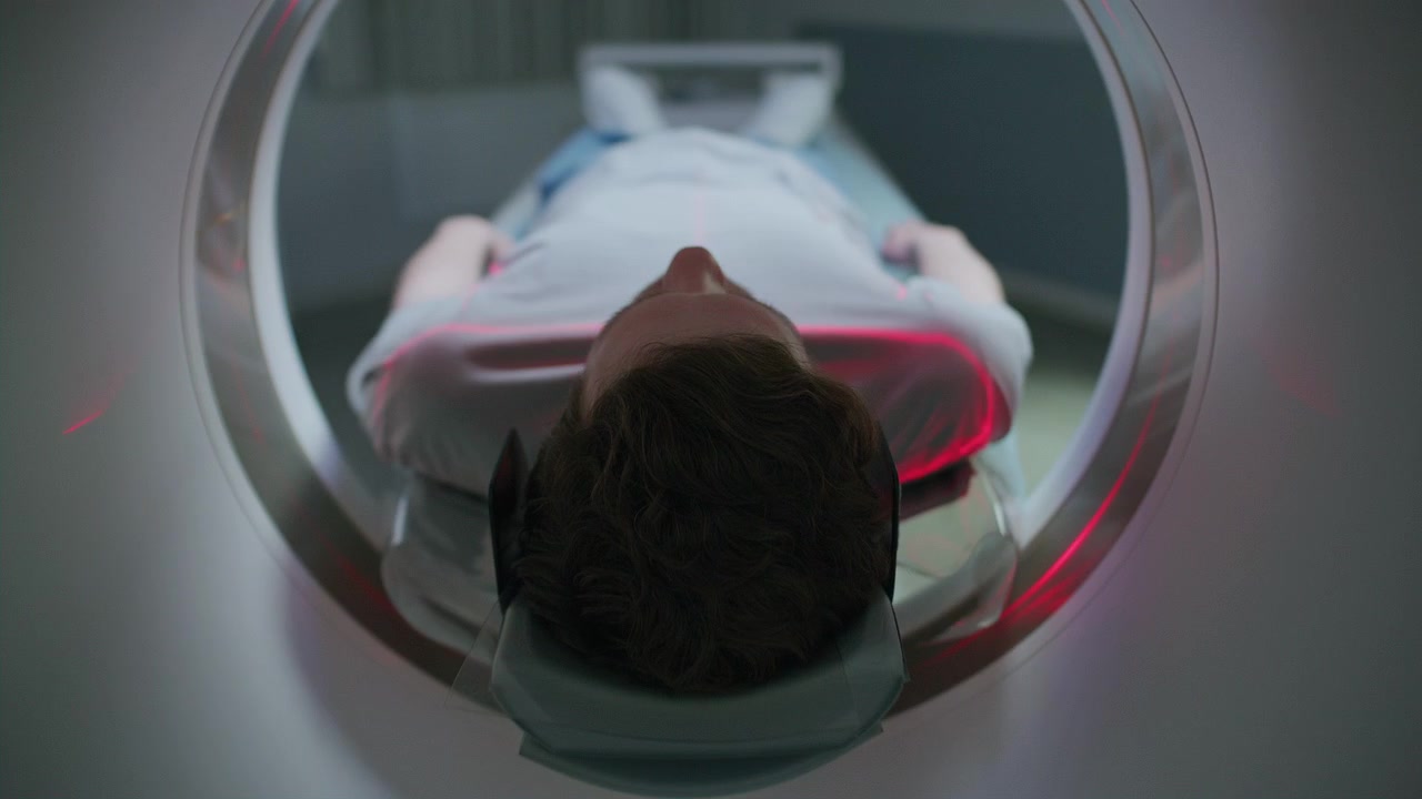 Paziente che entra nello scanner TAC durante una procedura di diagnostica per immagini in clinica