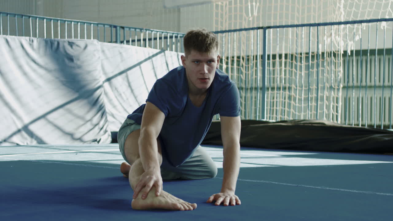 hombre estirándose en un gimnasio